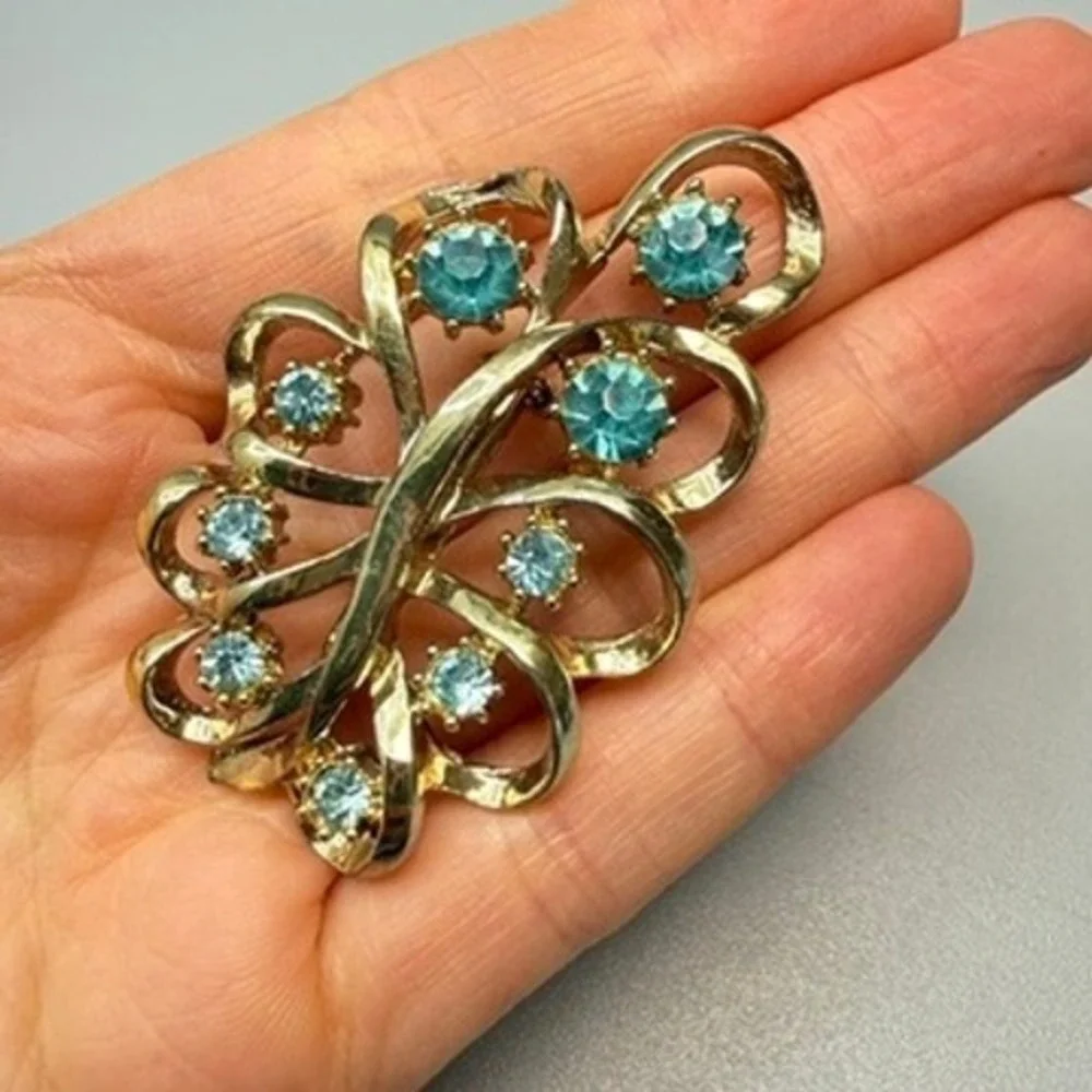 Vintage Coro Gold Tone Blue Rhinestone Brooch Leaf Ribbon Swirl‎